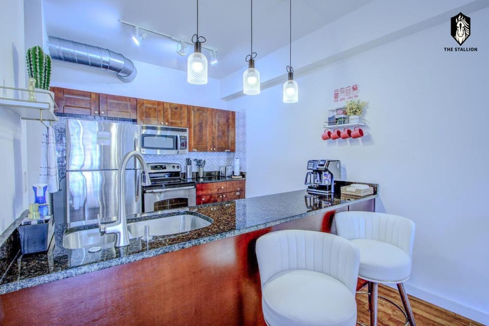 NEW Modern Spacious Loft in Downtown with free parking Apartment in Memphis
