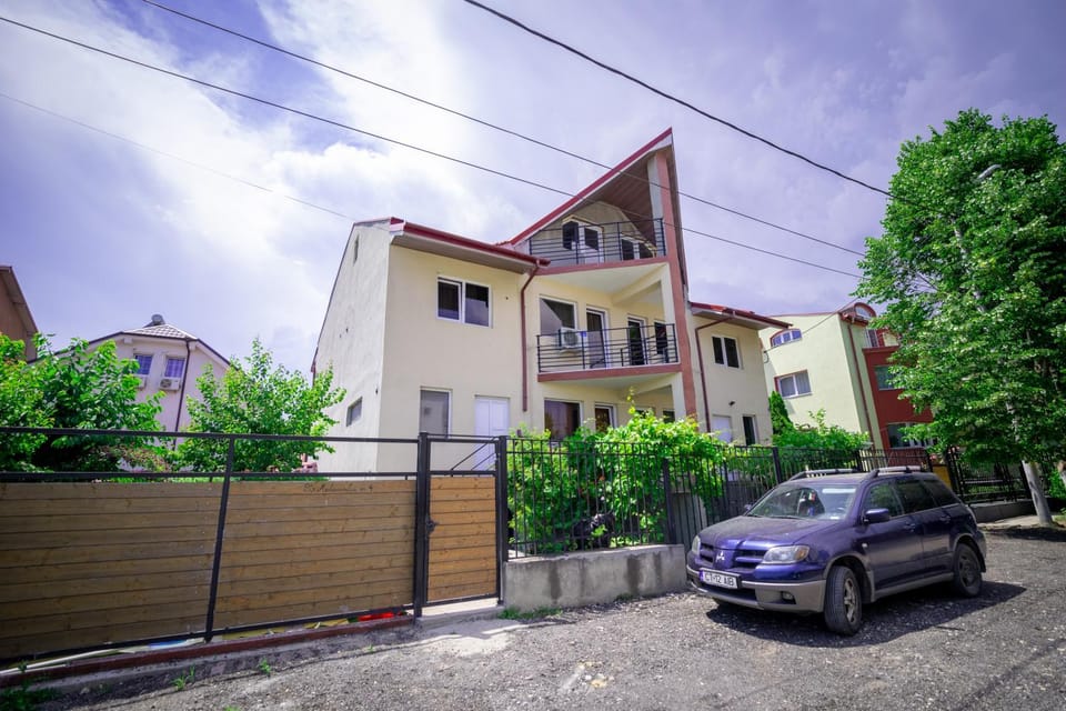 Property building, Neighbourhood, City view, Street view, Location, Parking