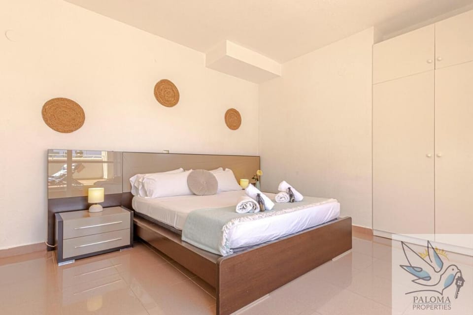 Bed, Photo of the whole room, wardrobe