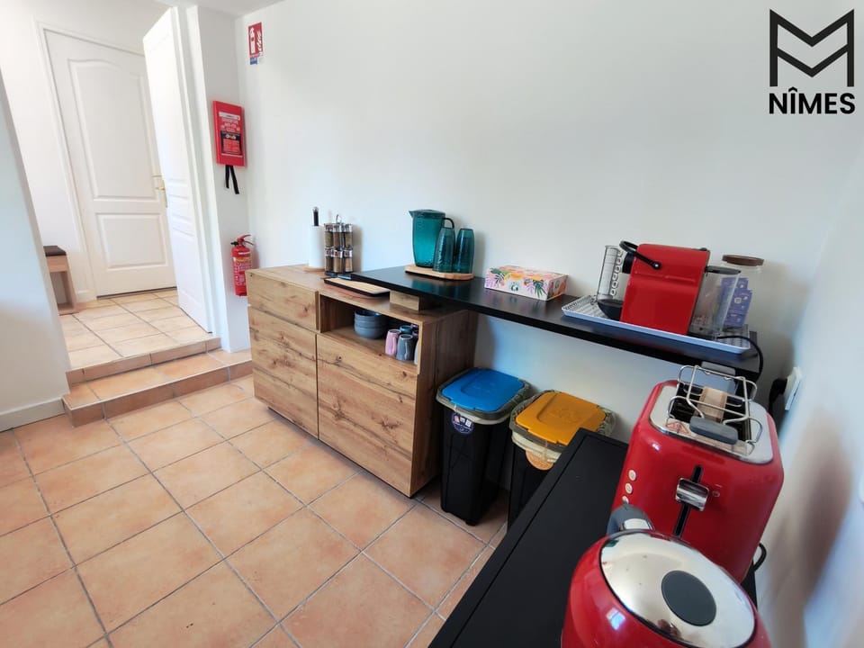 Coffee/tea facilities, Kitchen or kitchenette, oven, stove, toaster