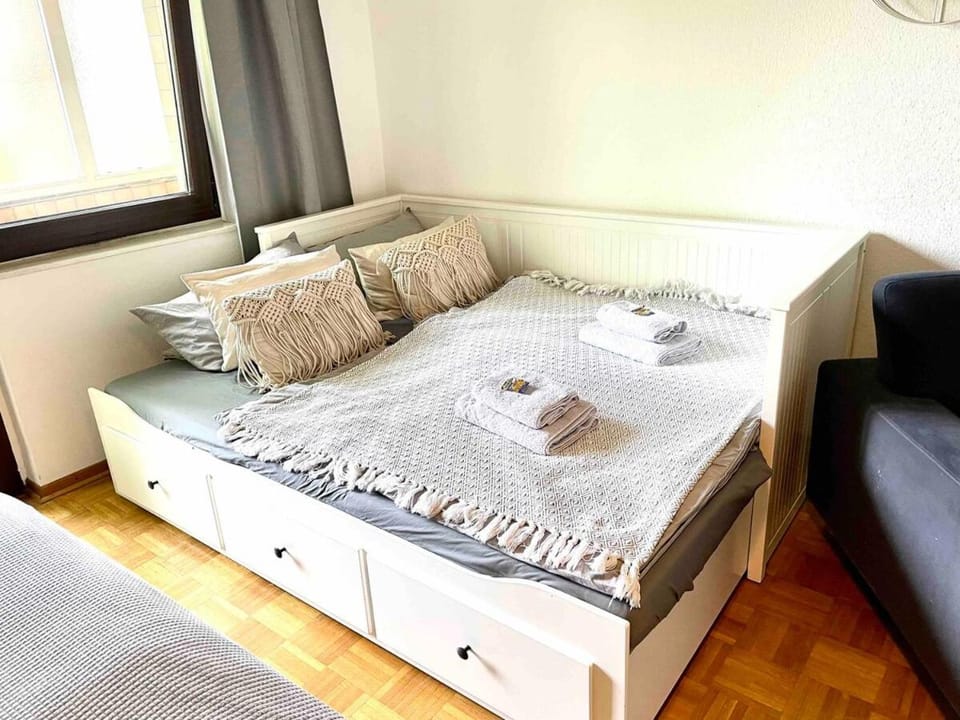 Bed, Bedroom, towels