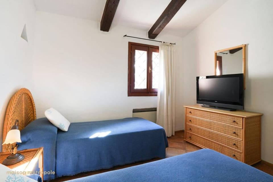 Bed, TV and multimedia, Photo of the whole room, Bedroom