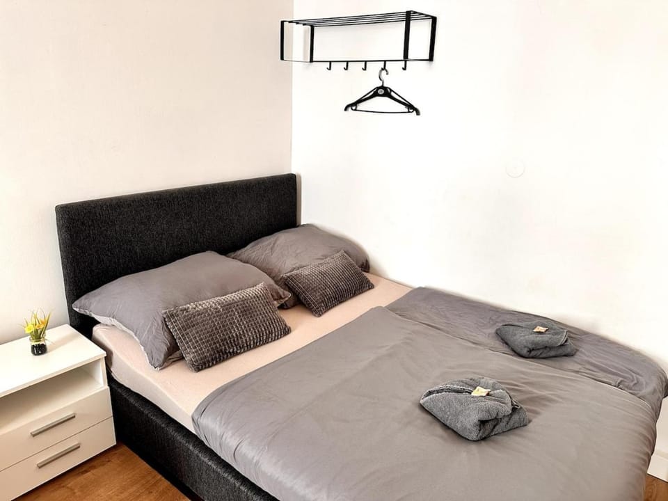 Photo of the whole room, Bedroom, towels