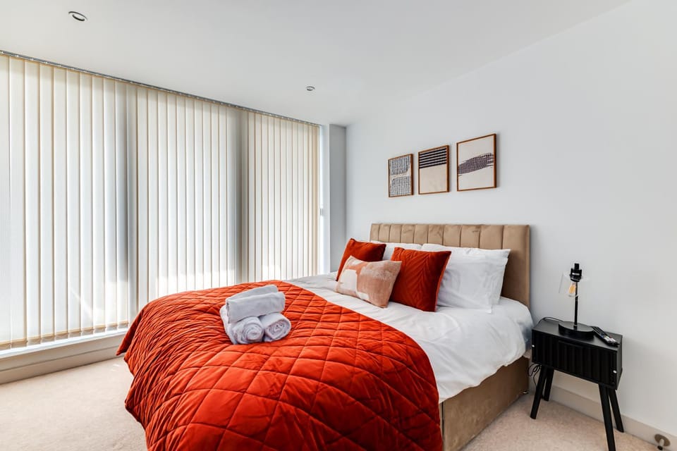 Central Bedford Penthouse with Balcony & Parking Apartment in Bedford