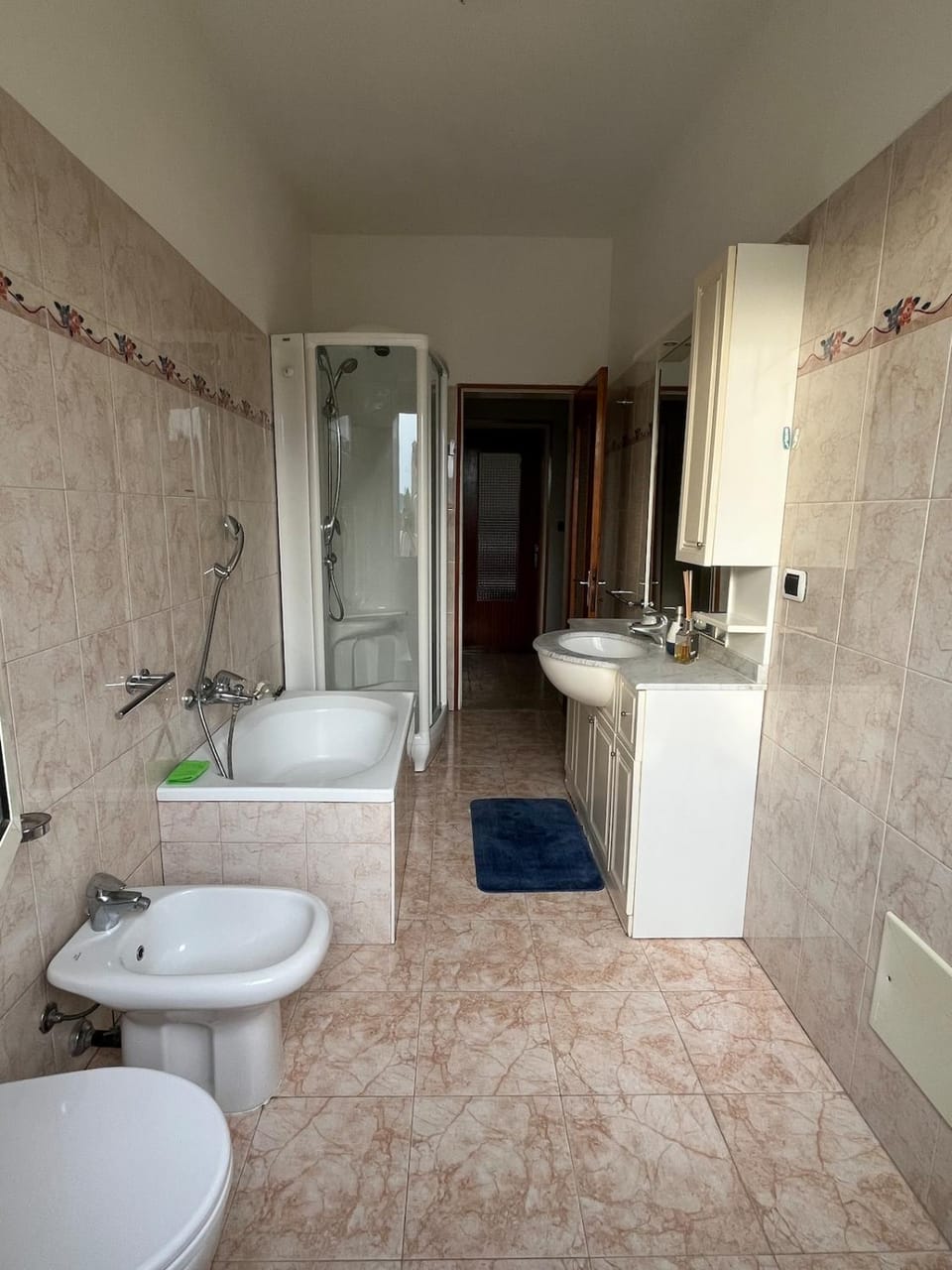 Shower, Toilet, Bathroom, Bath, bidet, towels