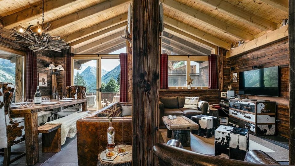 Natural landscape, TV and multimedia, Living room, Seating area, Dining area, Mountain view