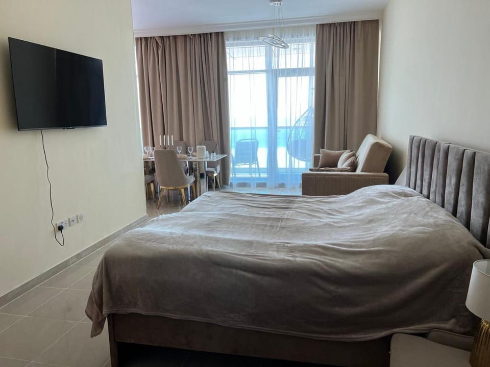 Bed, TV and multimedia, Bedroom