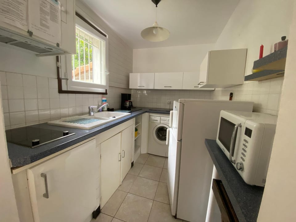 Kitchen or kitchenette, washing machine