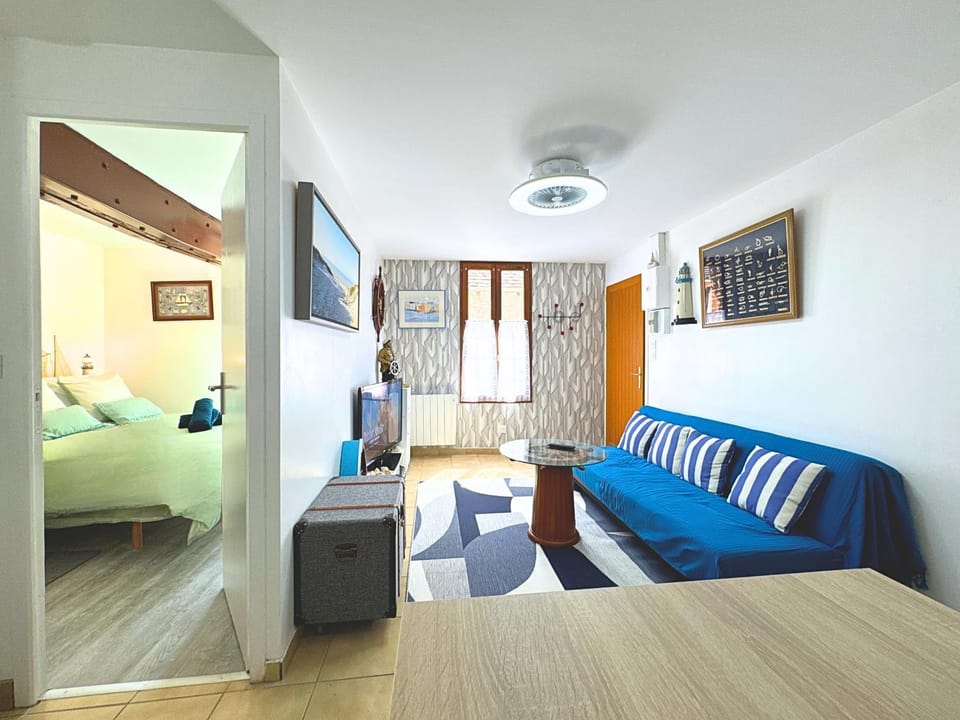 Bed, TV and multimedia, Living room, Bedroom