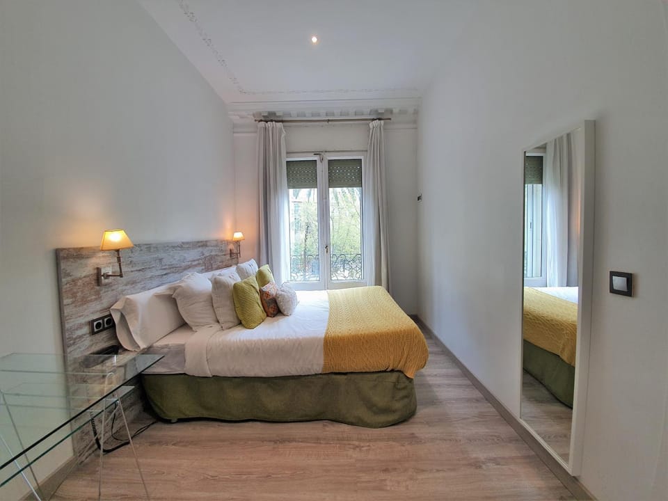 Bed, Photo of the whole room, Bedroom
