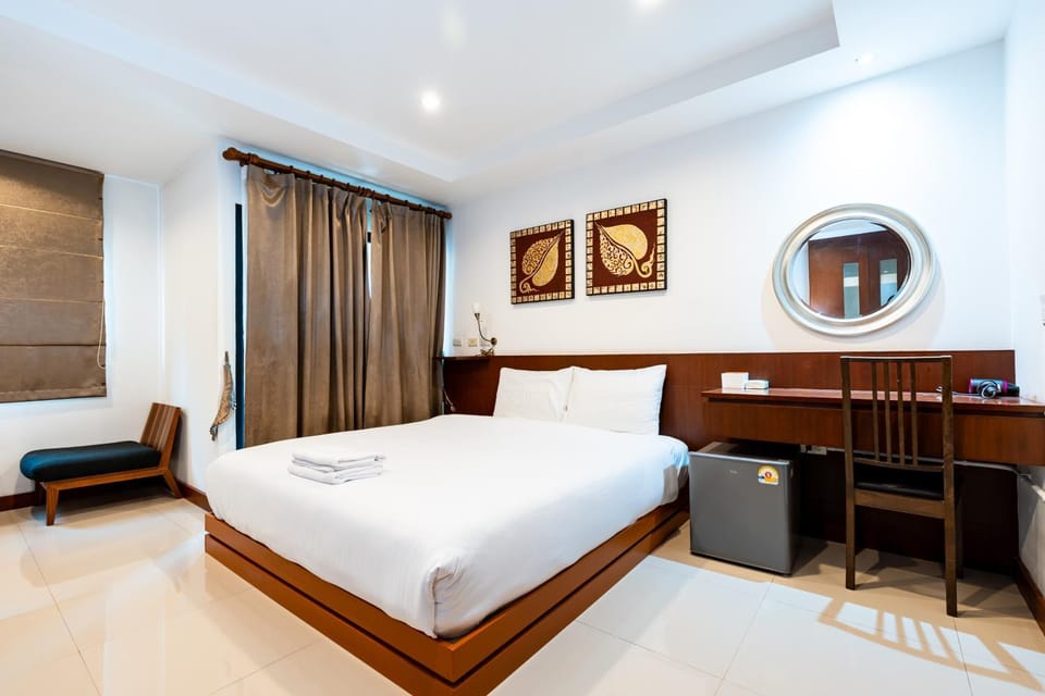 Bed, Photo of the whole room, Seating area, Bedroom