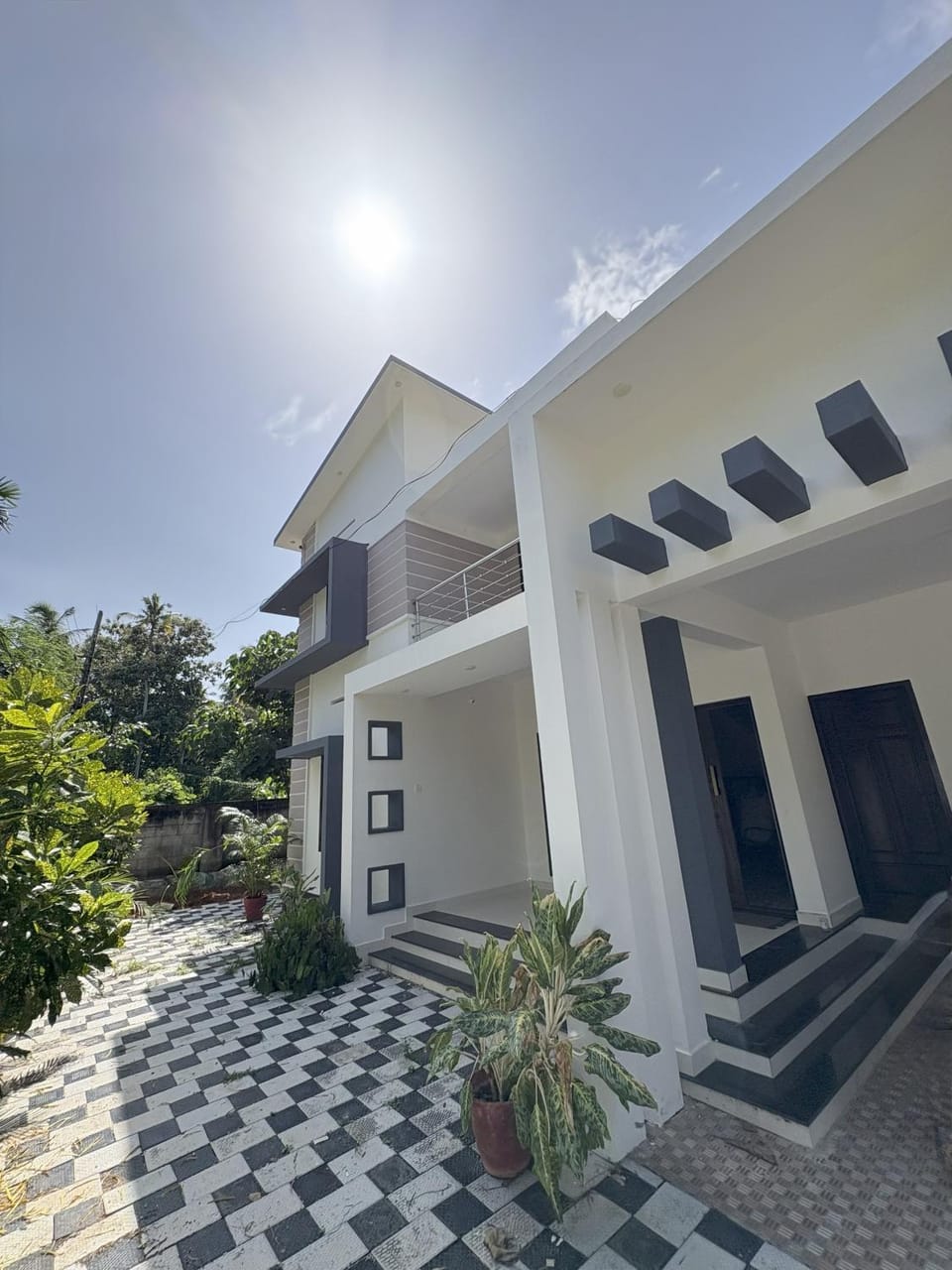 Property building, Day, Garden, Balcony/Terrace