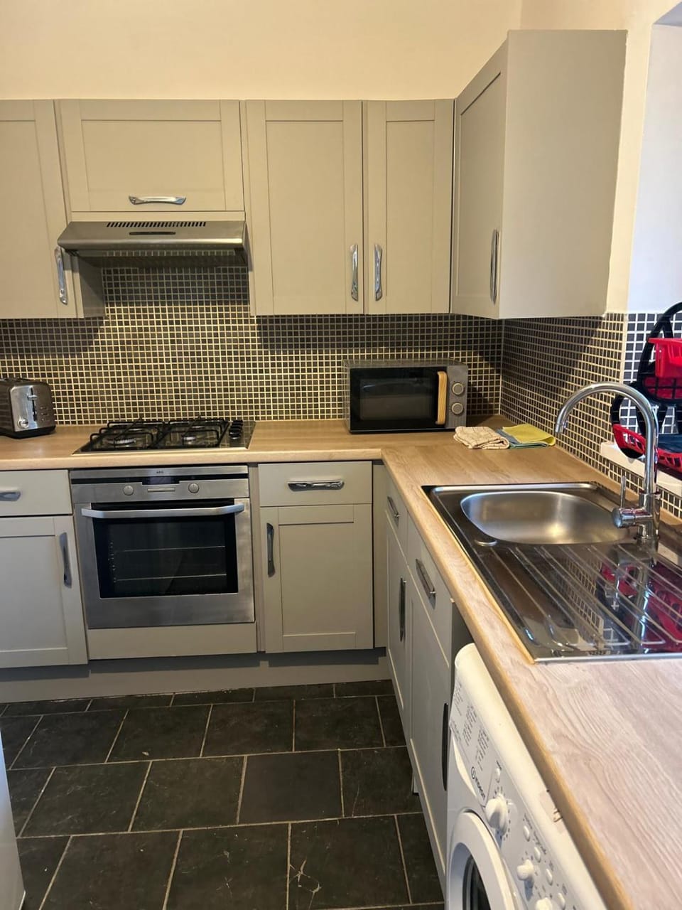 Contractor and Family Cozy Home Sleeps 7 Free Parking House in Grimsby