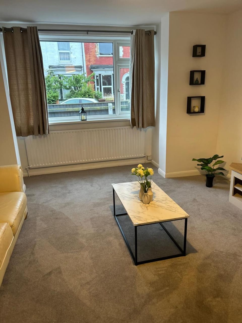 Contractor and Family Cozy Home Sleeps 7 Free Parking House in Grimsby