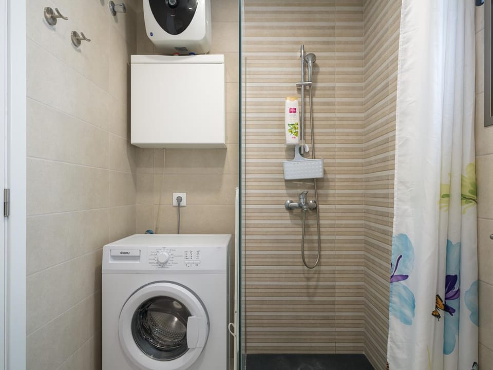 Shower, towels, washing machine
