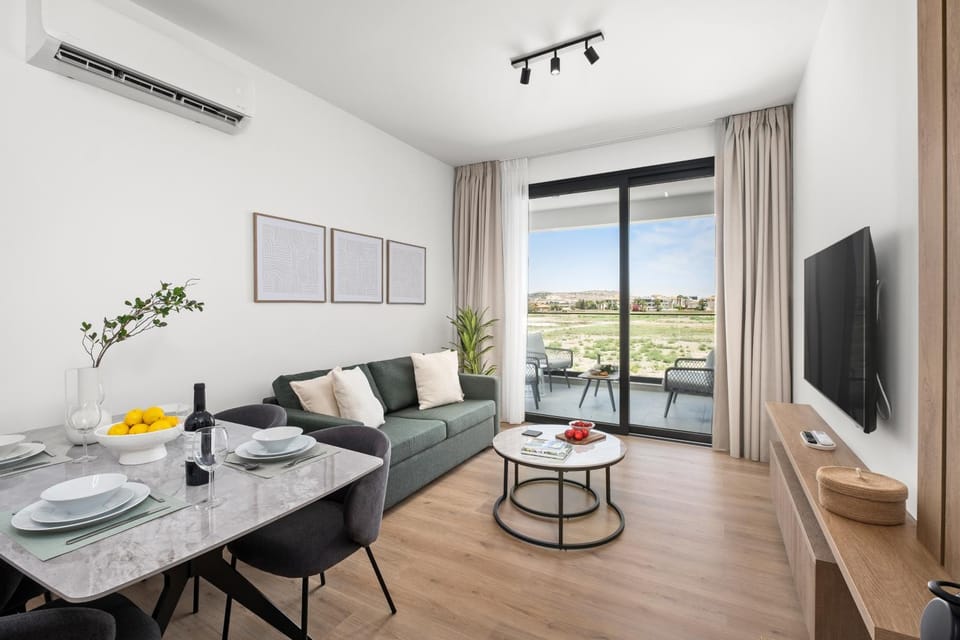 TV and multimedia, Living room, Seating area, Dining area, Evening entertainment, air conditioner