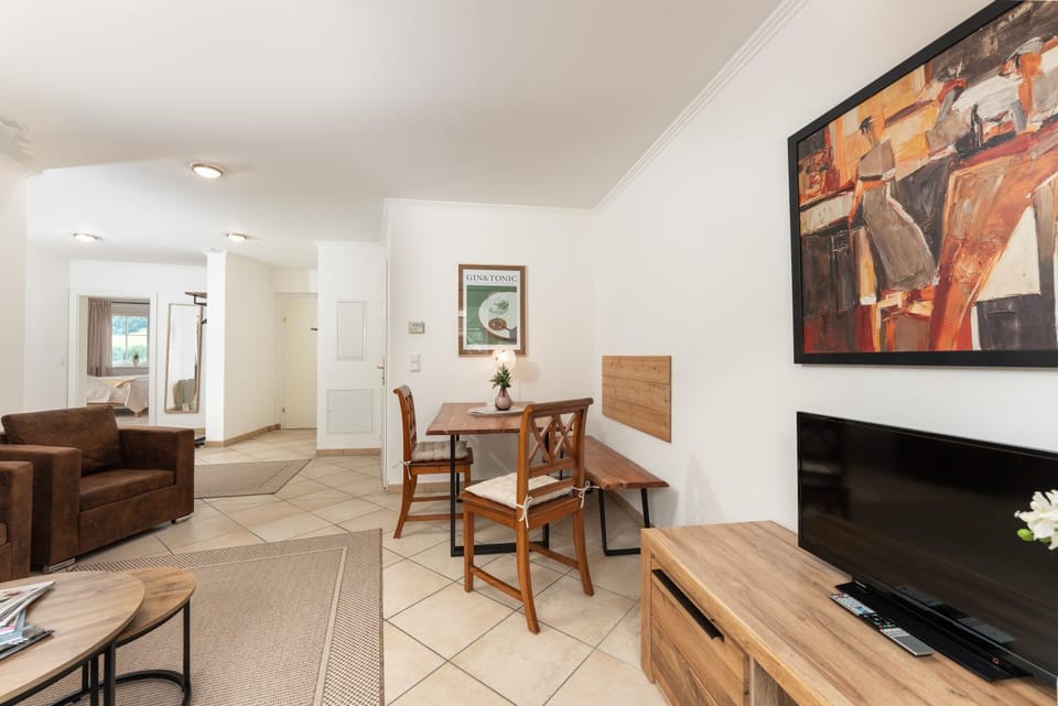 TV and multimedia, Living room, Seating area, Dining area