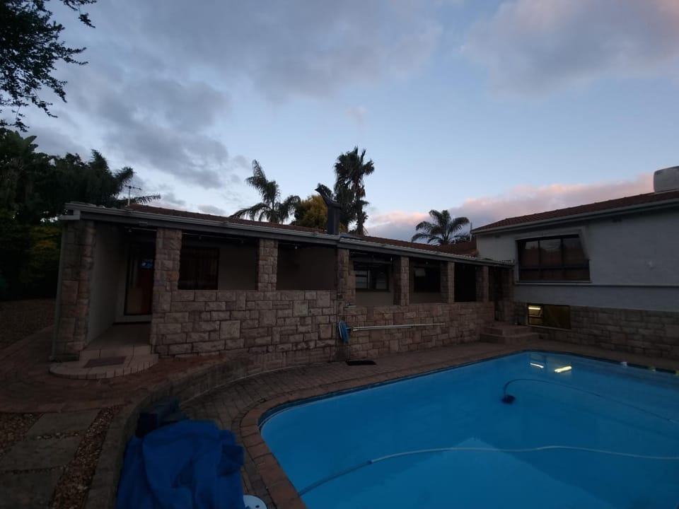 Property building, Day, Pool view, Swimming pool, Swimming pool