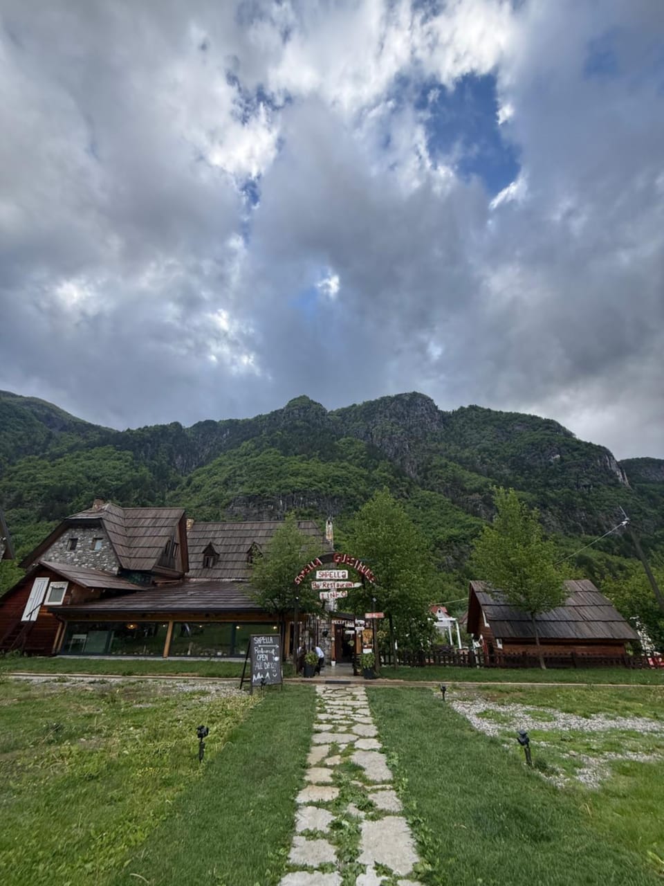 Shpella Guesthouse Theth Bed and Breakfast in Montenegro