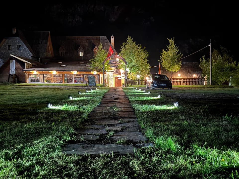 Shpella Guesthouse Theth Bed and Breakfast in Montenegro