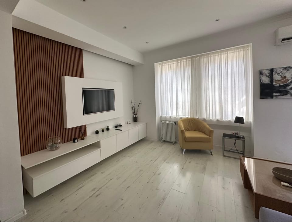 Communal lounge/ TV room, TV and multimedia, Living room, Evening entertainment