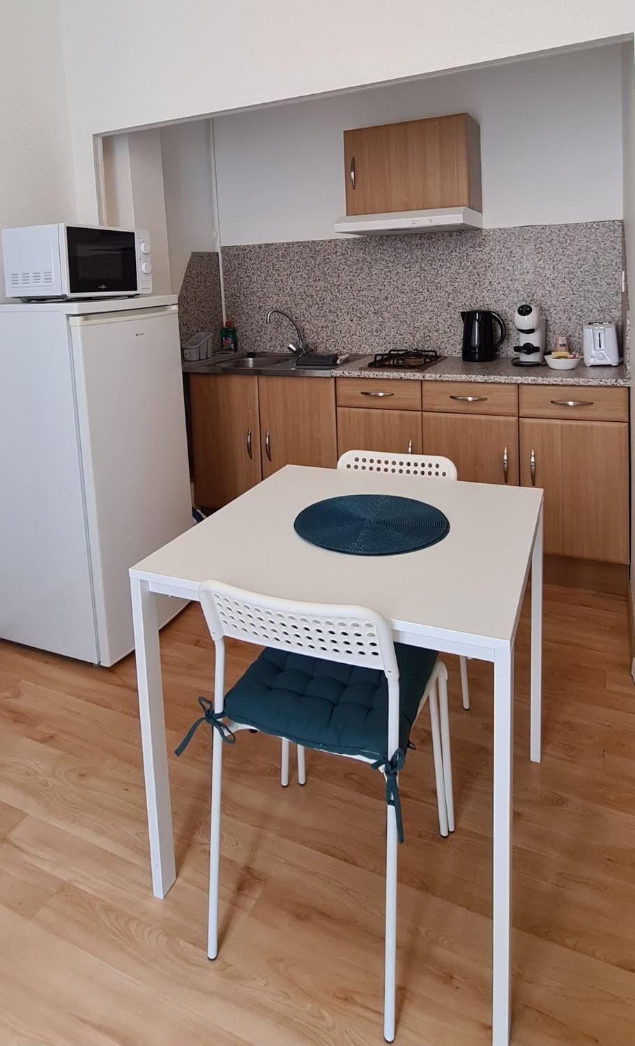 Kitchen or kitchenette, Dining area, stove