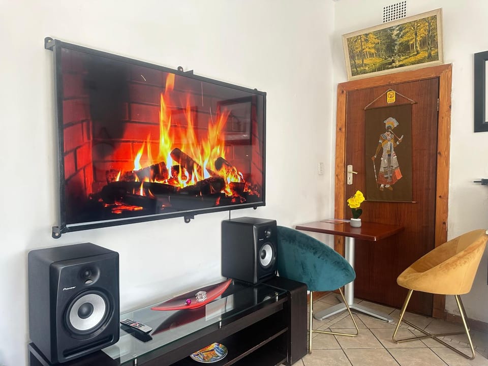 Communal lounge/ TV room, TV and multimedia, Living room, Lounge or bar, Evening entertainment