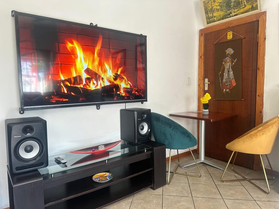 Communal lounge/ TV room, TV and multimedia, Living room, Seating area