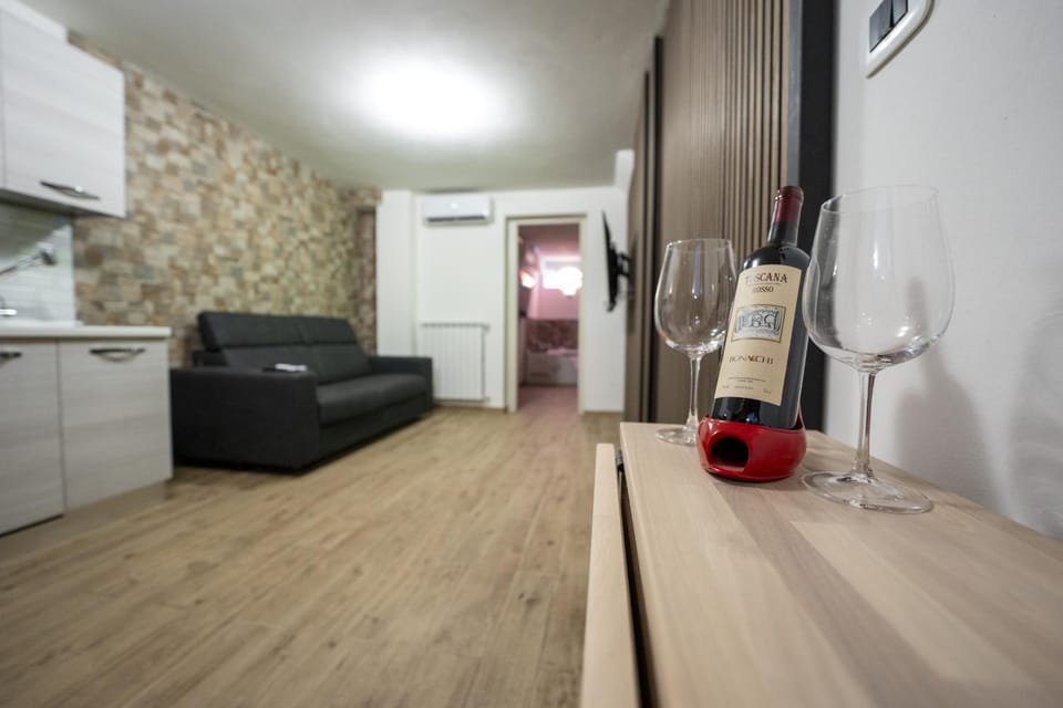 Kitchen or kitchenette, Living room, Seating area, Dining area, oven