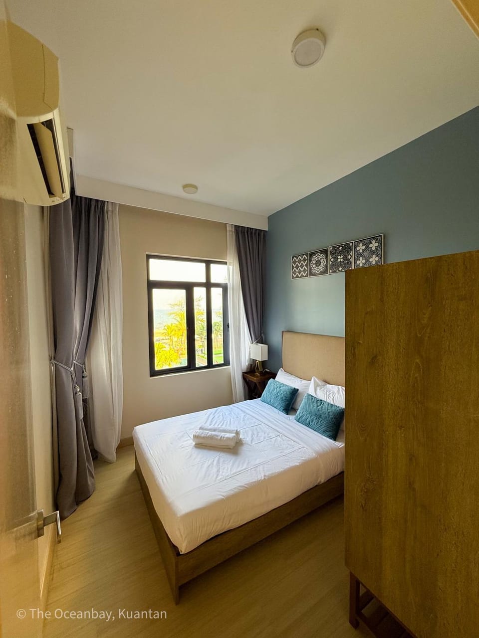 Photo of the whole room, Bedroom
