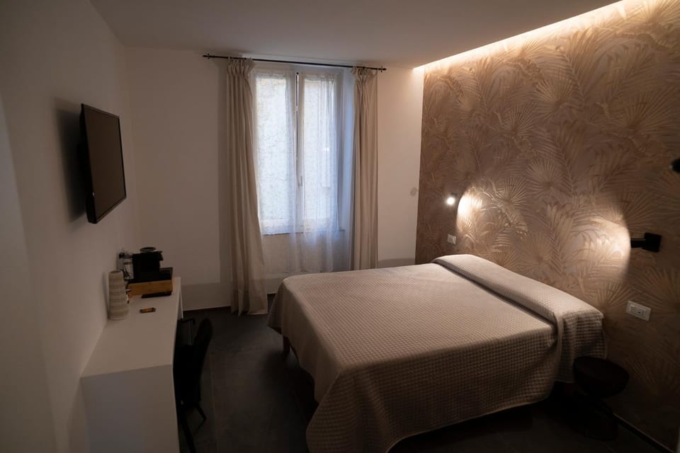 Bed, TV and multimedia, Photo of the whole room, Bedroom