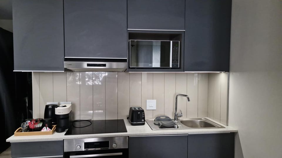 Coffee/tea facilities, Kitchen or kitchenette, stove