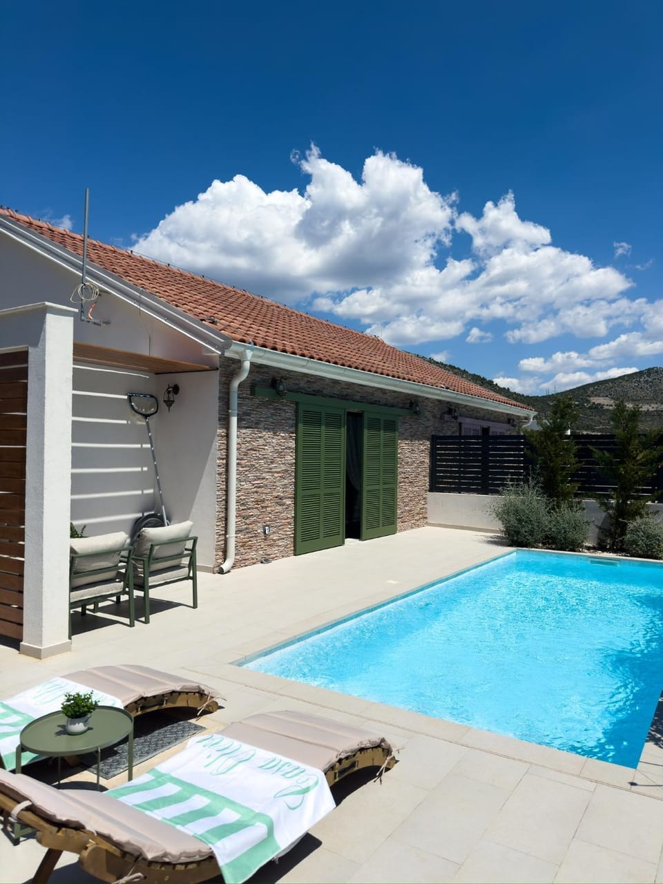 Property building, Day, Natural landscape, Mountain view, Pool view, Swimming pool, sunbed