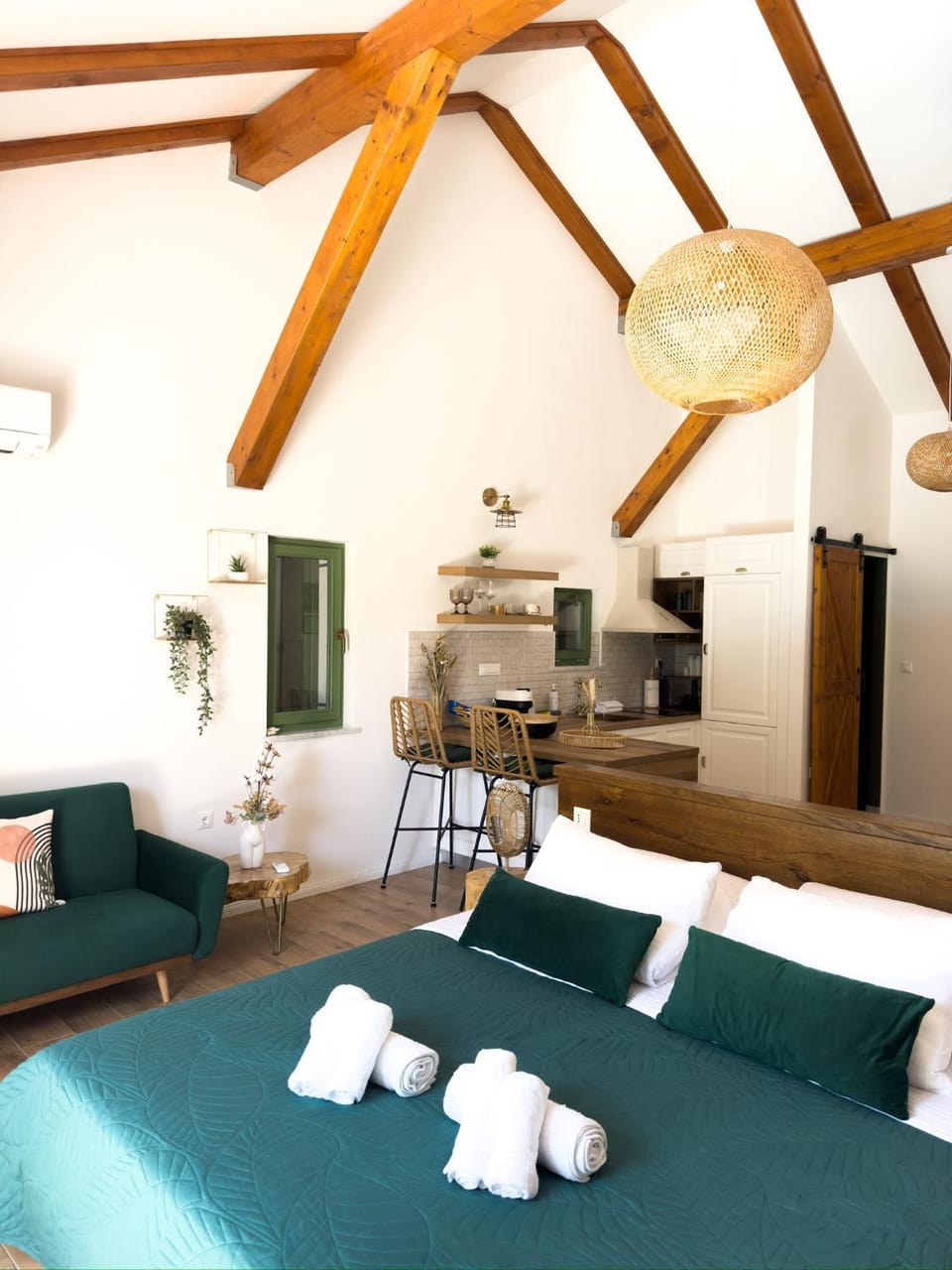 Bed, Kitchen or kitchenette, Living room, Photo of the whole room, Seating area, Bedroom, towels