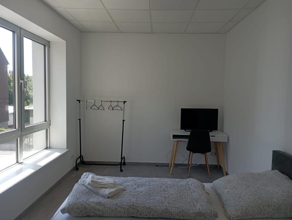 Bed, TV and multimedia, Bedroom