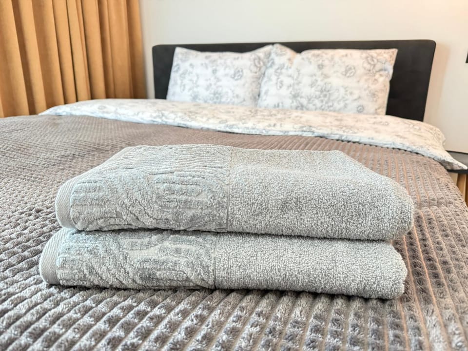 Bed, Photo of the whole room, Bedroom, towels
