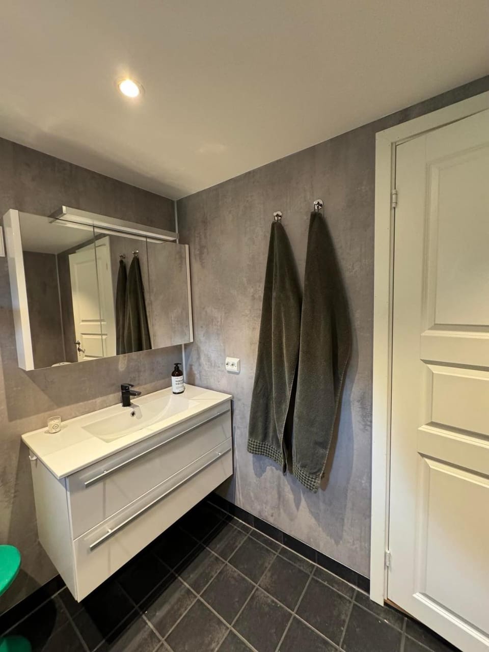Bathroom, towels