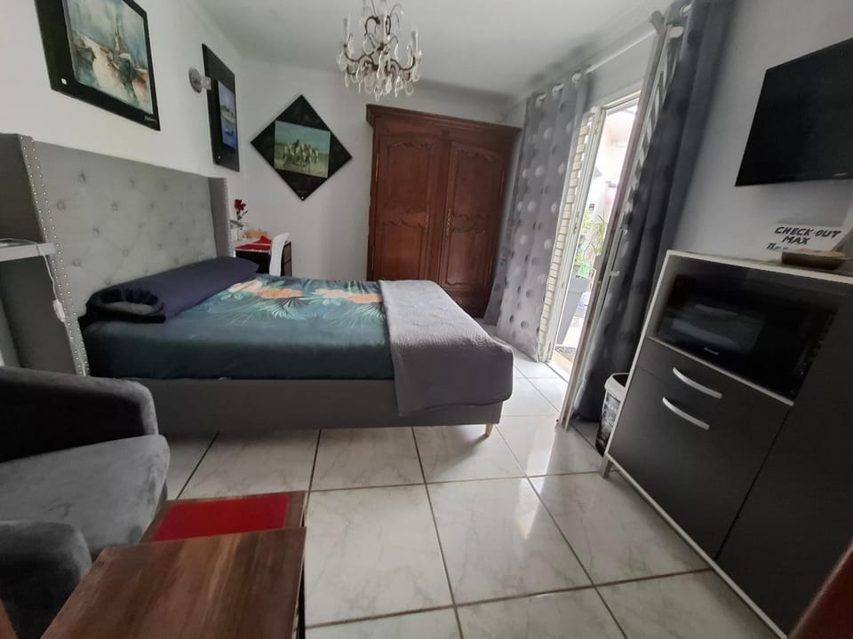 MONTPELLIER SUD-GIUSEPPINA suite junior 2 pers-Piscine privé aéroport Arena 2mn mer House in Mauguio