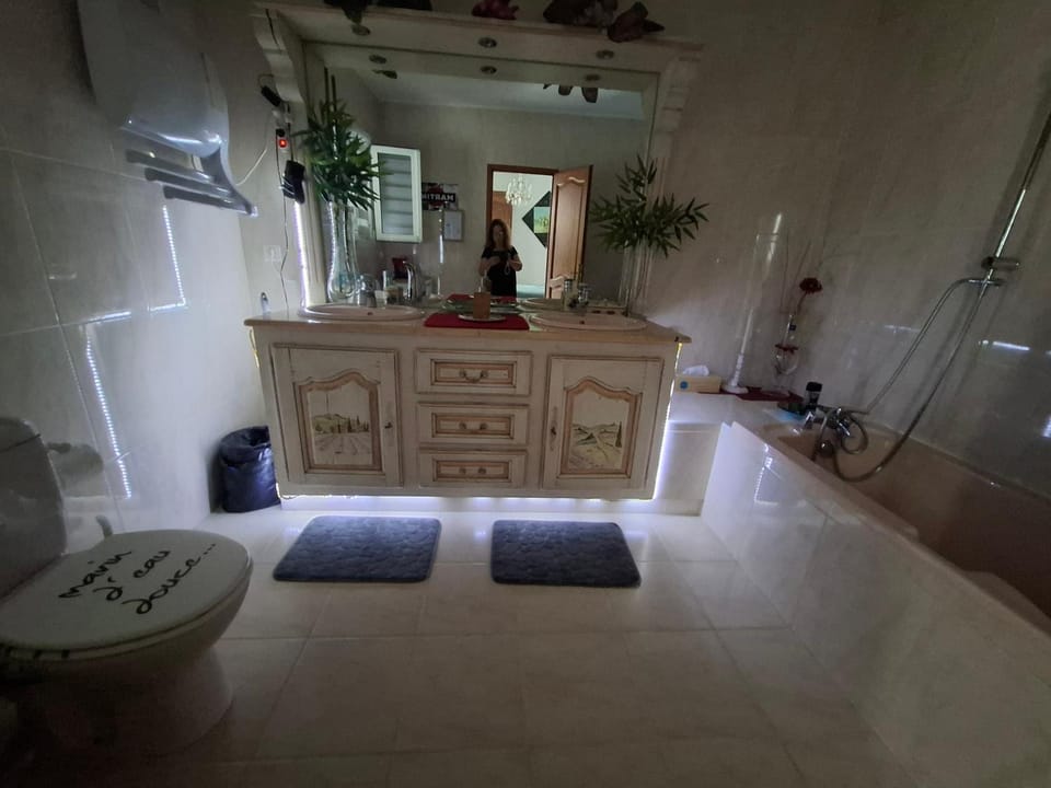 MONTPELLIER SUD-GIUSEPPINA suite junior 2 pers-Piscine privé aéroport Arena 2mn mer House in Mauguio