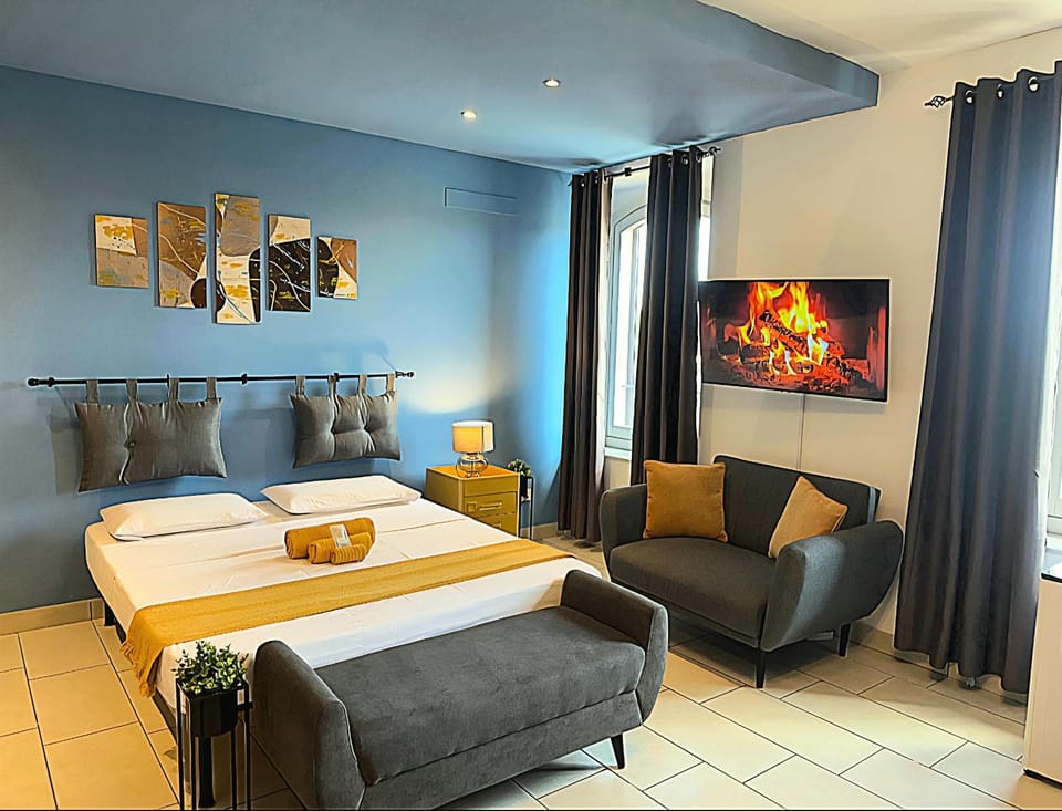 Bed, TV and multimedia, Bedroom