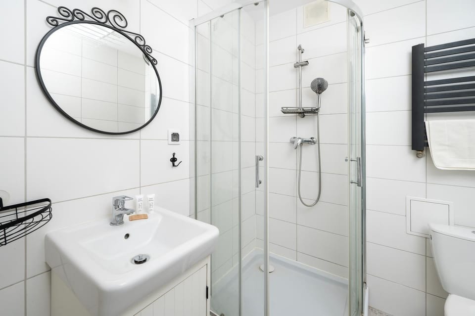 Shower, Toilet, Bathroom, towels