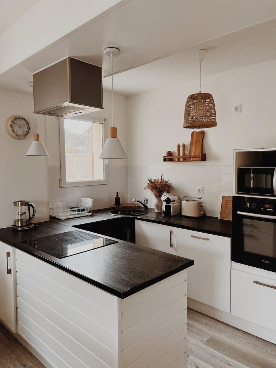 Coffee/tea facilities, Kitchen or kitchenette, stove, toaster