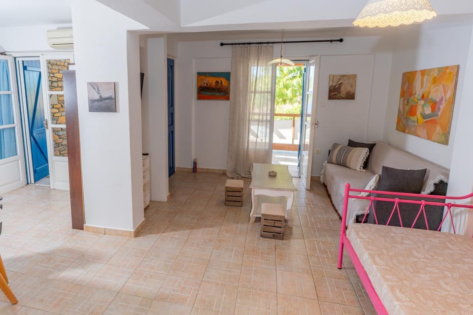 Bed, Living room, Photo of the whole room, Seating area, Bedroom