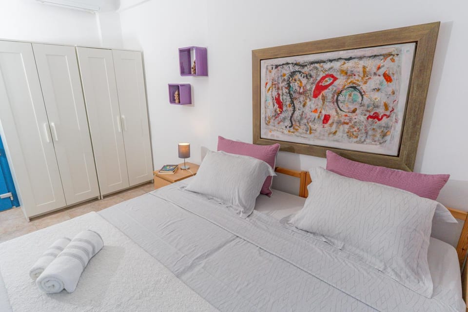 Bed, Photo of the whole room, Decorative detail, Bedroom, towels, wardrobe