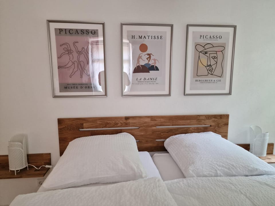 Bed, Photo of the whole room, Decorative detail, Bedroom