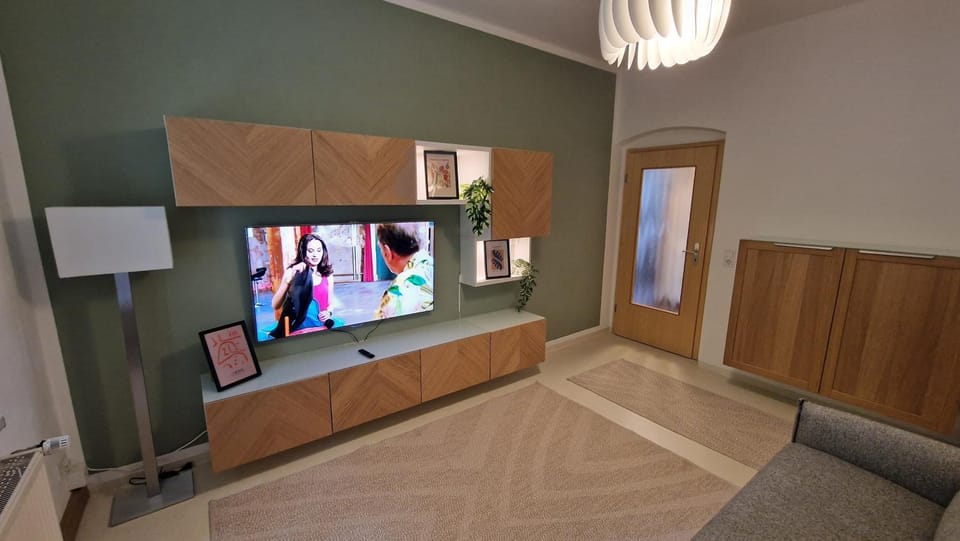 Communal lounge/ TV room, TV and multimedia, Living room, Evening entertainment