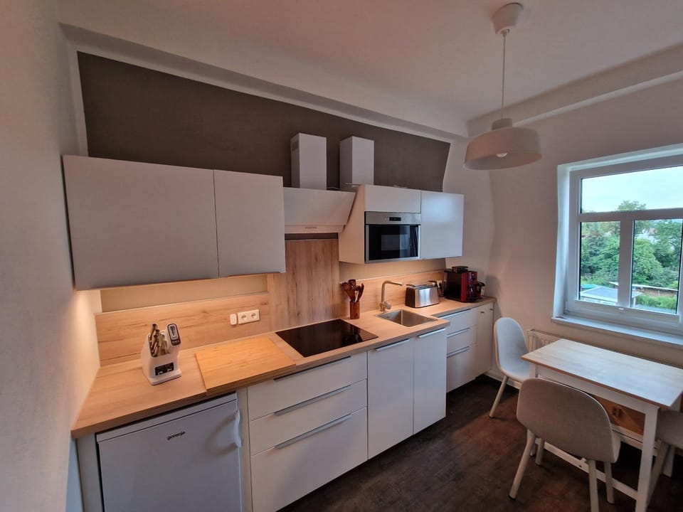 Coffee/tea facilities, Dining area, dishwasher, stove