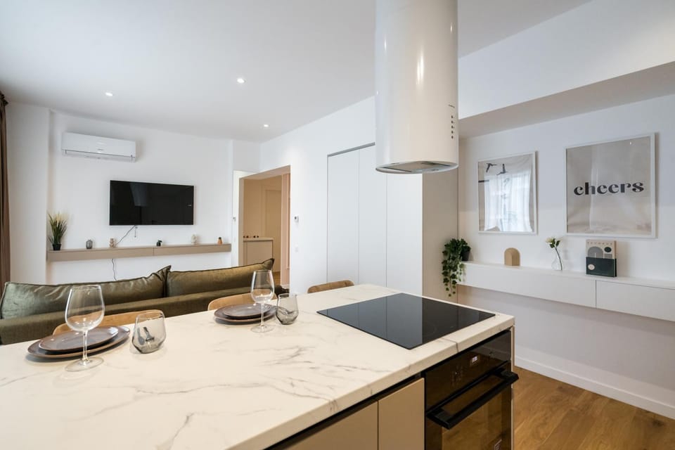 White Face One Cotroceni Entire Apartment with Parking, Fast WiFi, Balcony and self checkin Apartment in Bucharest