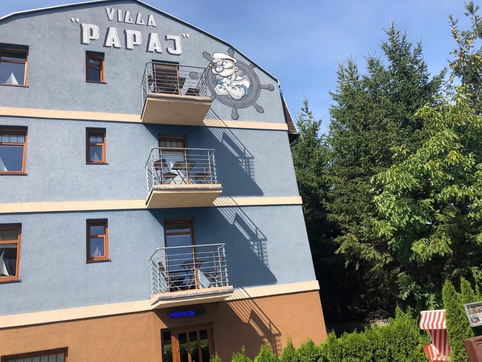 Facade/entrance