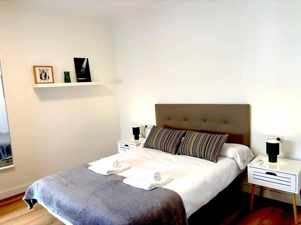 Photo of the whole room, Bedroom